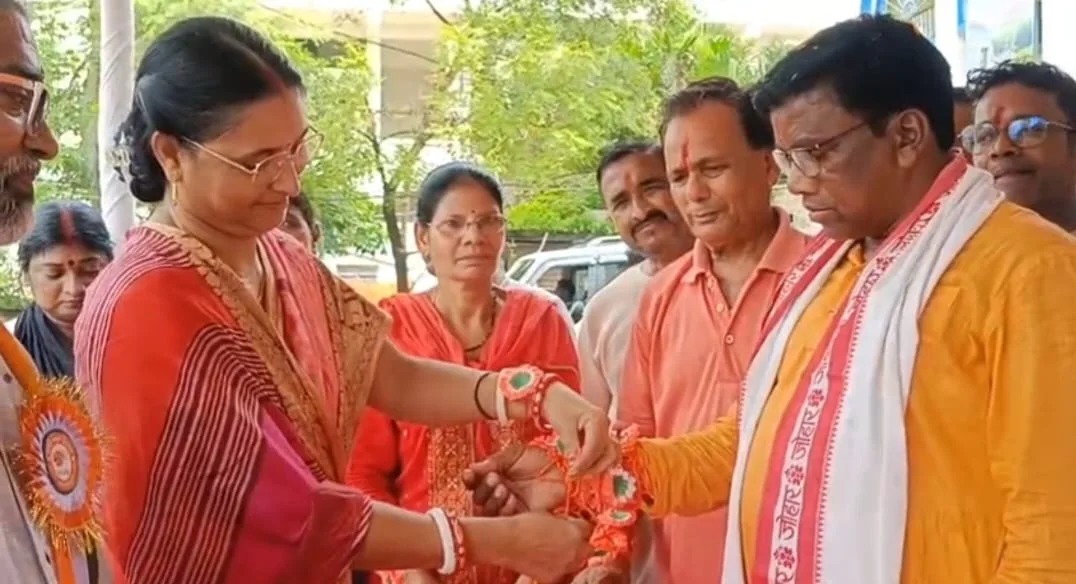 রাজনৈতিক সমীকরণ ভুলে রাখি বন্ধনে অপূর্ব দৃশ্য ঝালদায়