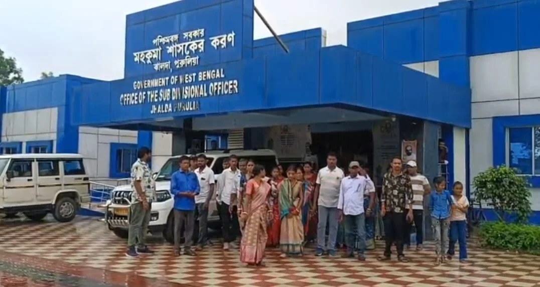 ঝালদা ২ পঞ্চায়েত সমিতির সভাপতি অপসারণে মহকুমা শাসকের কার্যালয়ে যৌথ মঞ্চর সই যাচাই