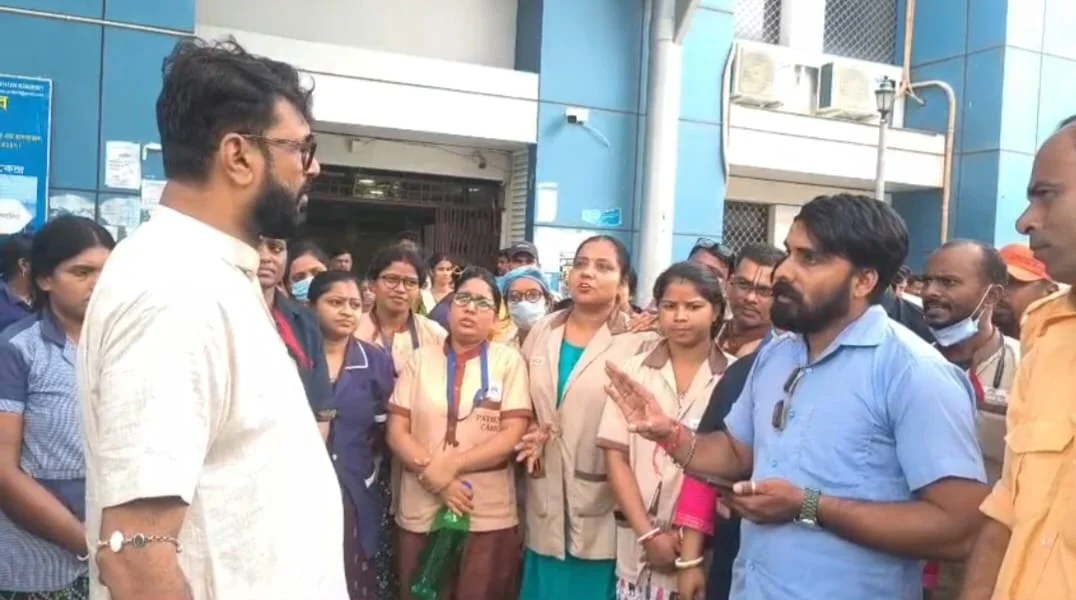 টানা দু-মাস বেতন নেই!  কর্মবিরতিতে পুরুলিয়া দেবেন মাহাতো গভর্নমেন্ট মেডিকেল কলেজের অস্থায়ী কর্মীরা