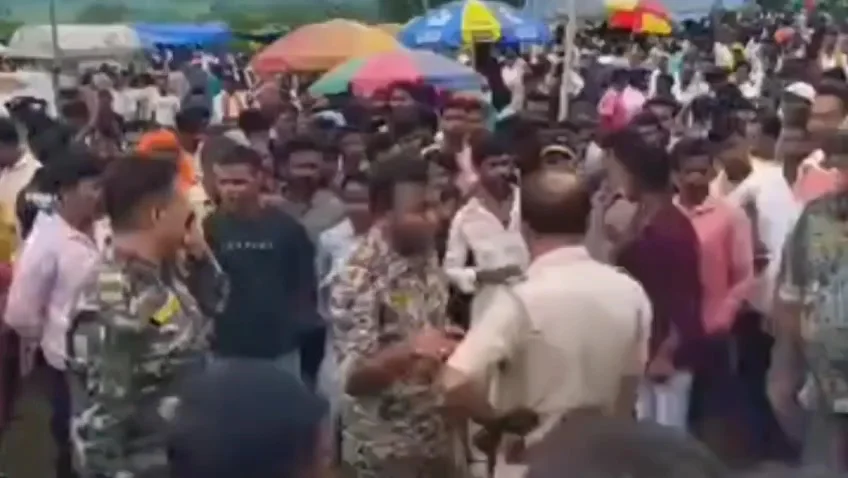 কালা জাদুর গুজবে কাড়া লড়াই ঘিরে অগ্নিগর্ভ বরাবাজার, পুলিশের ওপর পাথর বৃষ্টি, জবাবে লাঠিচার্জ, কাঁদানে গ্যাস, ধৃত ৯