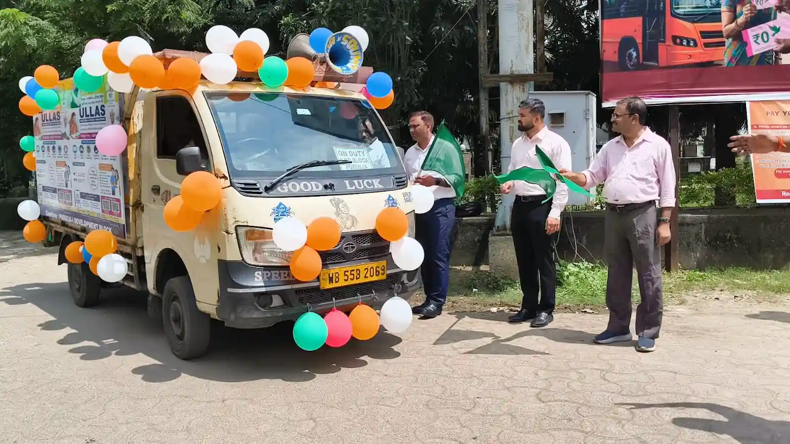 নবভারত সাক্ষরতায় ভ্রাম্যমান প্রচার গাড়ির সূচনায় জেলাশাসক