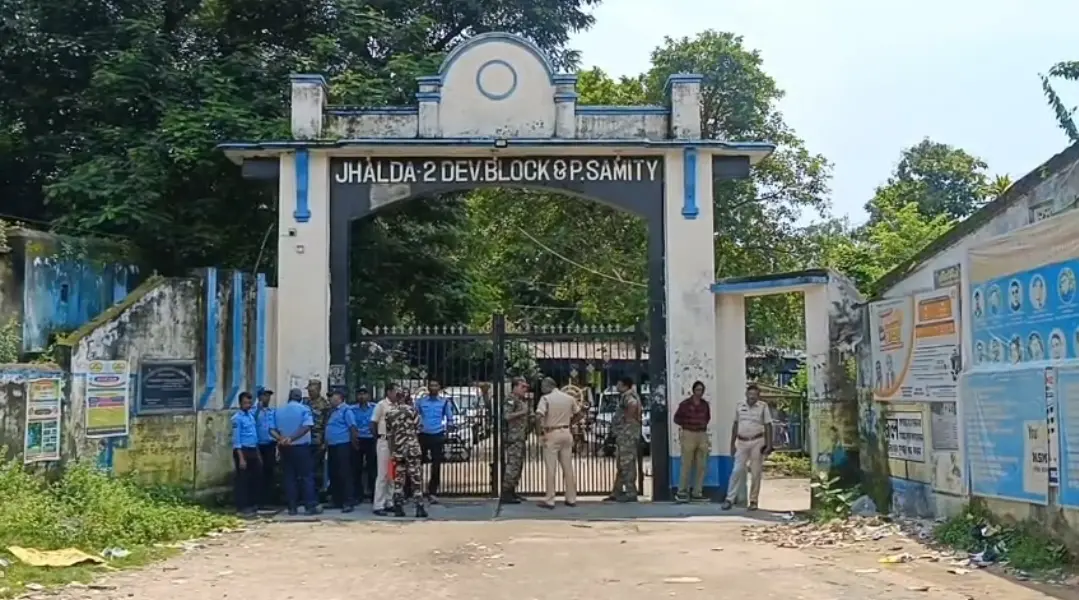 স্বেচ্ছাচারিতার অভিযোগে  তৃণমূলের ভোটেই অপসারিত সভাপতি ঝালদা-২ পঞ্চায়েত সমিতিতে  'ভালো তৃণমূলের' খোঁজ?