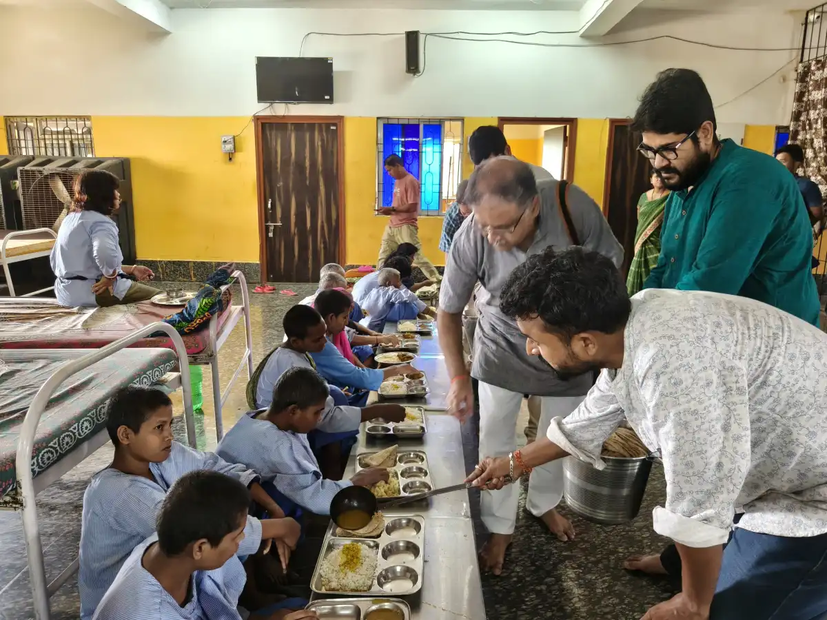 শিক্ষার পাশাপাশি সমাজসেবা, বিদ্যাসাগর সম্মানপ্রাপক অধ্যাপকের উদ্যোগে পুরুলিয়ায় 'নরনারায়ণ সেবা'