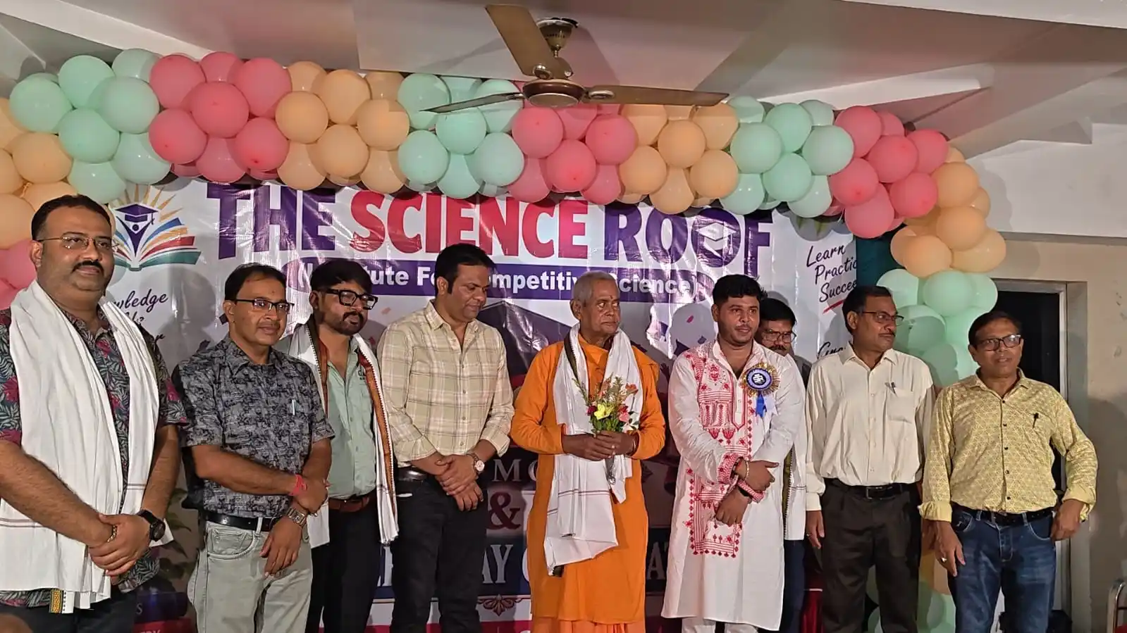 দ্য সায়েন্স রুফের সমাবর্তনে চাঁদের হাট শহরের গাড়িখানায়
