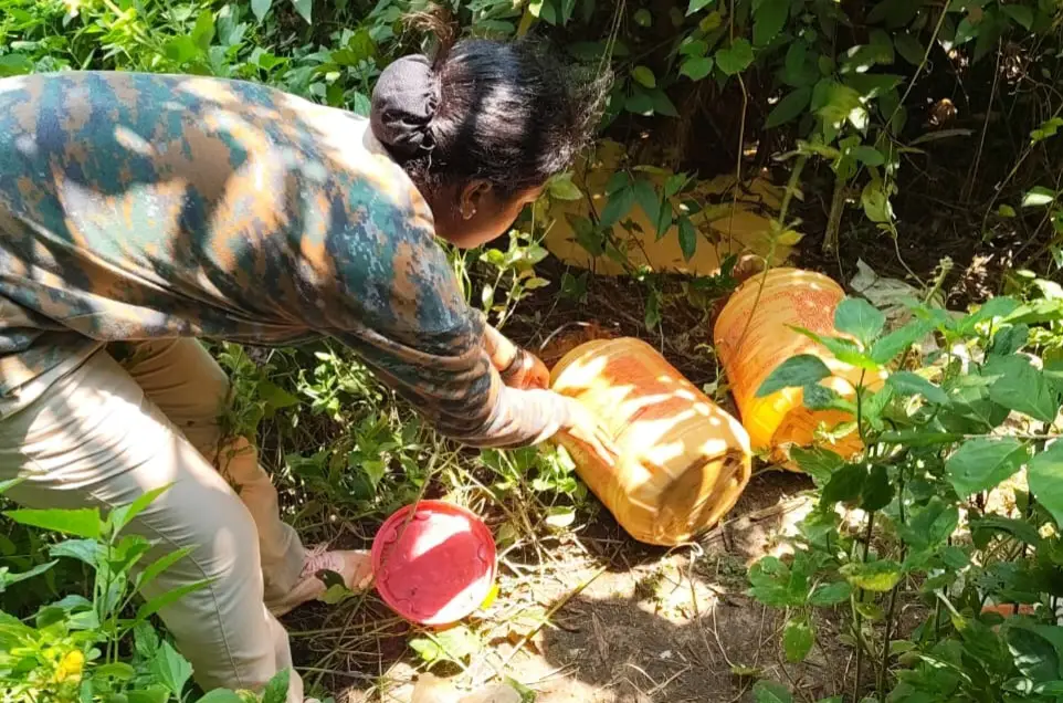 বাঘমুন্ডিতে বেআইনি মদের কারখানা গুঁড়িয়ে দিলো পুলিশ ও আবগারি দপ্তর