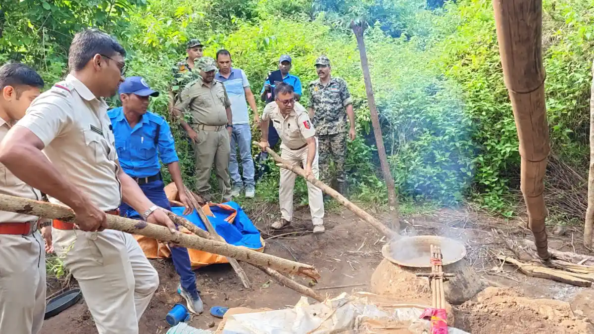 আড়শায় বেআইনি মদভাটি গুঁড়িয়ে দিলো পুলিশ ও বন দফতর