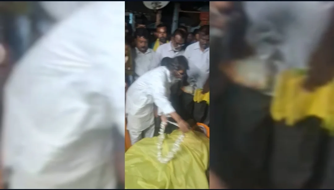 কড়াডির করম সমাবেশে এসে দুর্ঘটনায় নিহত,  প্রয়াতের বাড়িতে কুড়মি সমাজের নেতা কর্মীরা