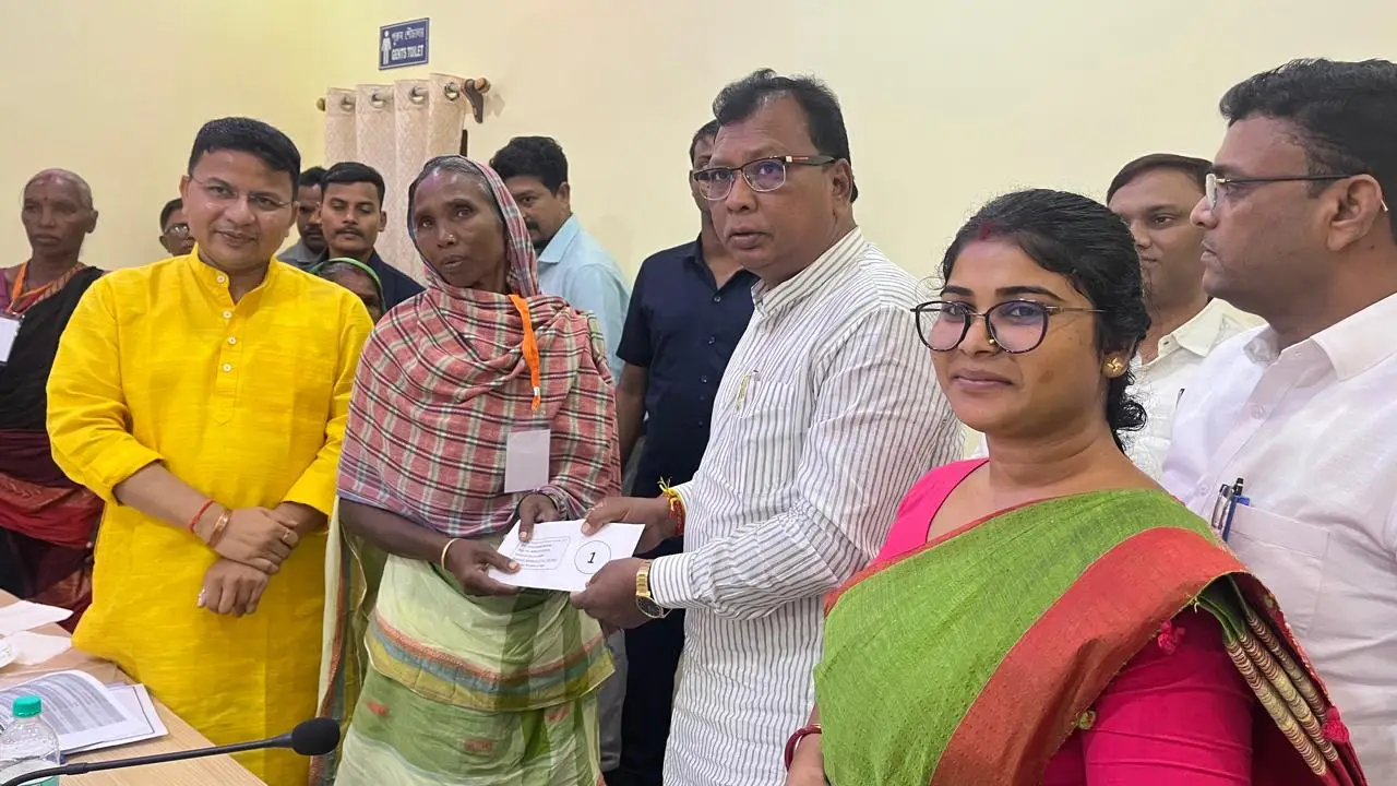 "দাম বাড়বে কেন্দু পাতার, নিষ্ক্রিয় ল্যাম্পসে ভোট নভেম্বরে", বললেন মন্ত্রী