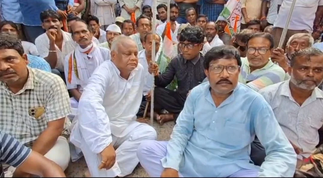 নির্বাচন কমিশনারের পদত্যাগ ও গ্রেপ্তারের দাবিতে পুরুলিয়ায় তুমুল বিক্ষোভ কংগ্রেসের