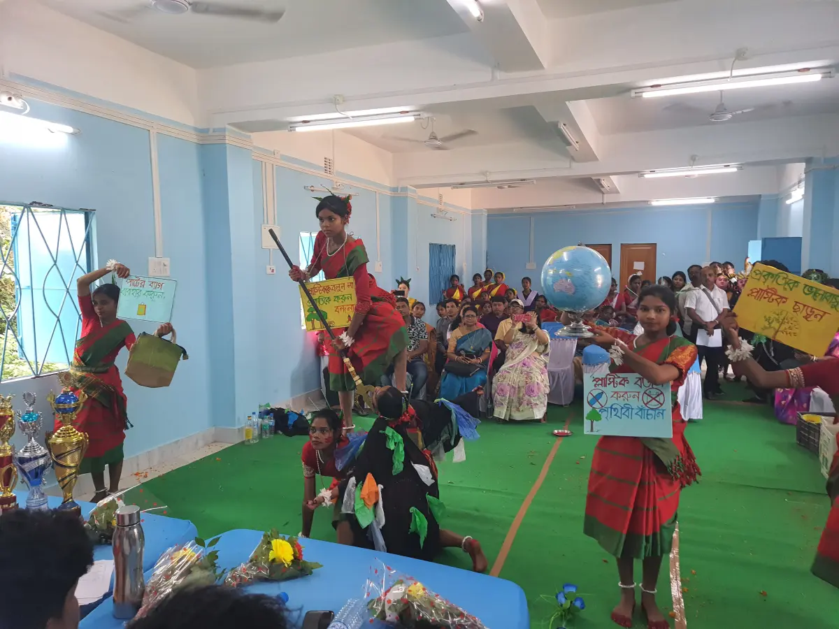 জয়পুর মহকুমা স্তরের লোক নৃত্য প্রতিযোগিতায় বিদ্যালয়ের ছাত্র ছাত্রীরা