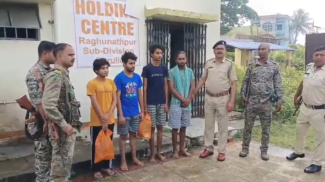 পুরুলিয়ায় মেয়ে সেজে থাকা বাংলাদেশীদের তুলে দেওয়া হলো বিএসএফ-এর হাতে