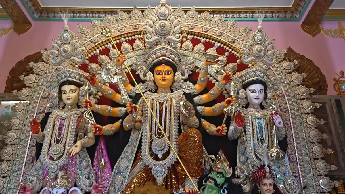 নীলকন্ঠ ধাম দেখতে যাবেন? উদ্বোধন হয়ে গেল ধীবর সমিতির দুর্গাপূজা