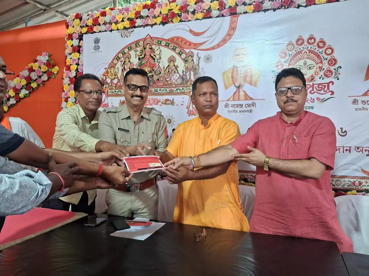 সাঁওতালডিতে দুর্গাপূজার চেক প্রদানে উপস্থিত রাজ্যের মন্ত্রী নদীয়ারচাঁদ বাউরি