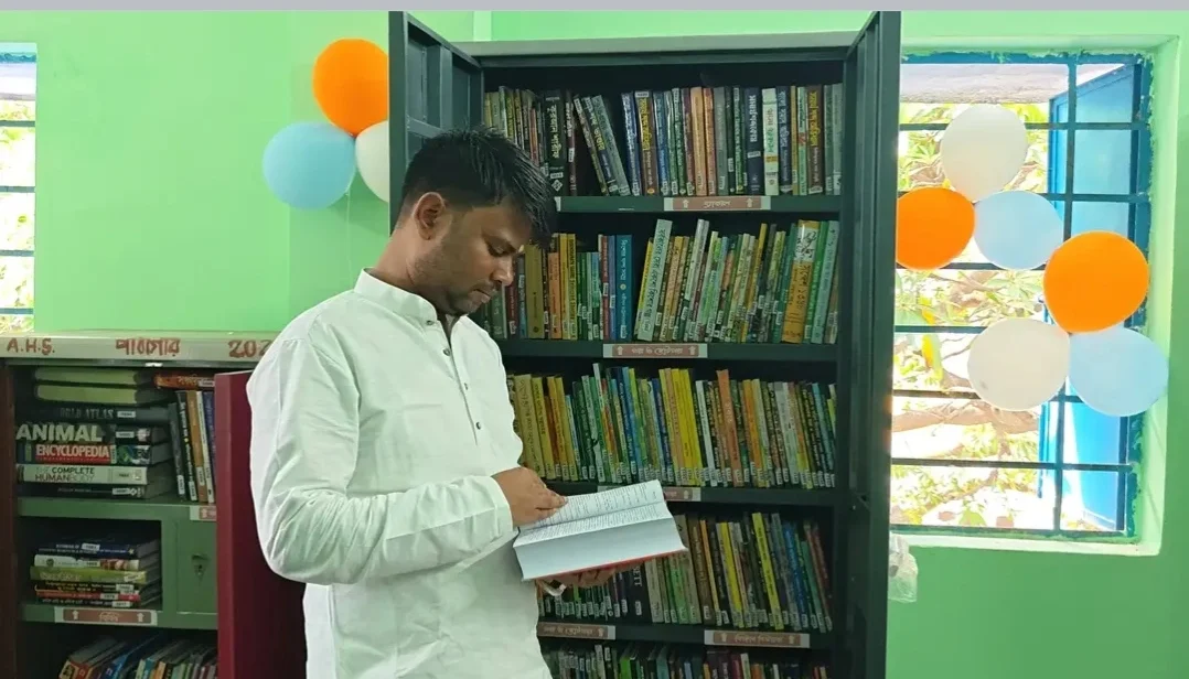 পড়াশোনার পাশাপাশি ছাত্রছাত্রীদের বইমুখী করতে উদ্যোগ, আড়শা হাইস্কুলে নতুন পাঠাগারের উদ্বোধন