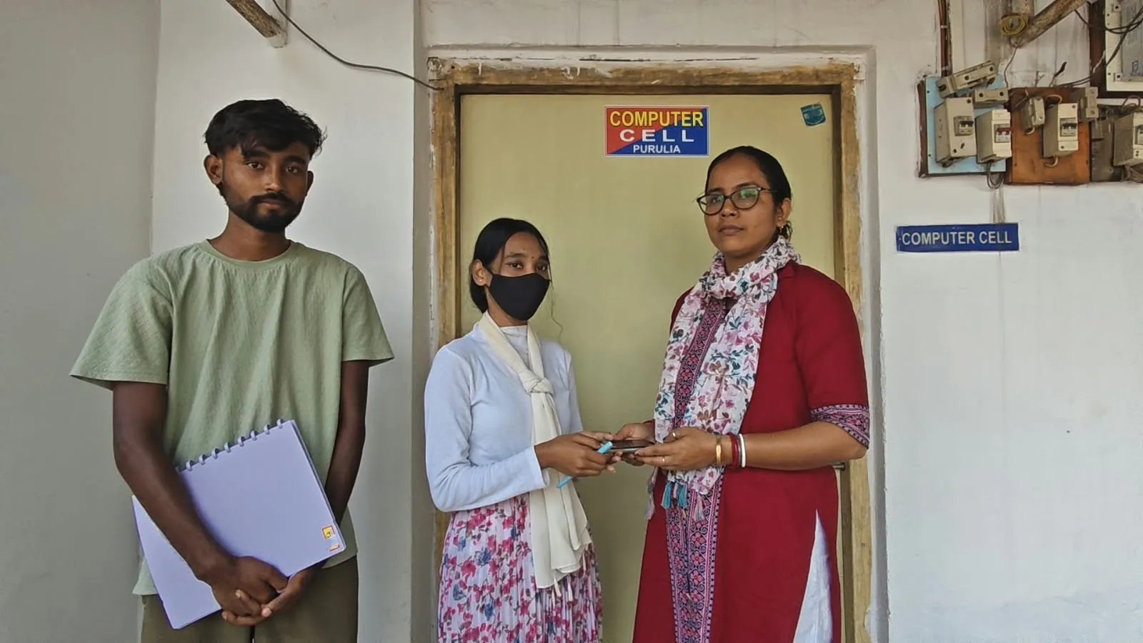 ওড়িশার মেয়ের হারানো ফোন ফিরিয়ে দিয়ে  'হিরো' পুরুলিয়া পুলিশ