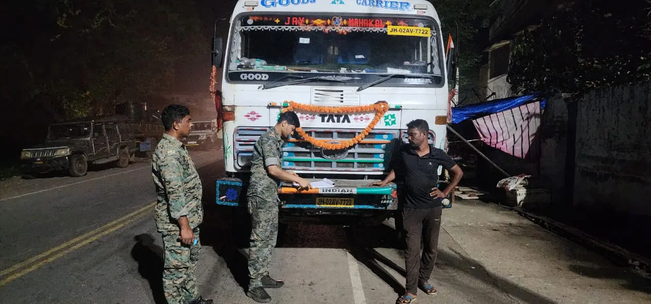 চালানে পুঞ্চা, গাড়ি ছুটছিল বান্দোয়ানে! বোরোয় পুলিশের জালে বালি ভর্তি বিশাল ট্রাক