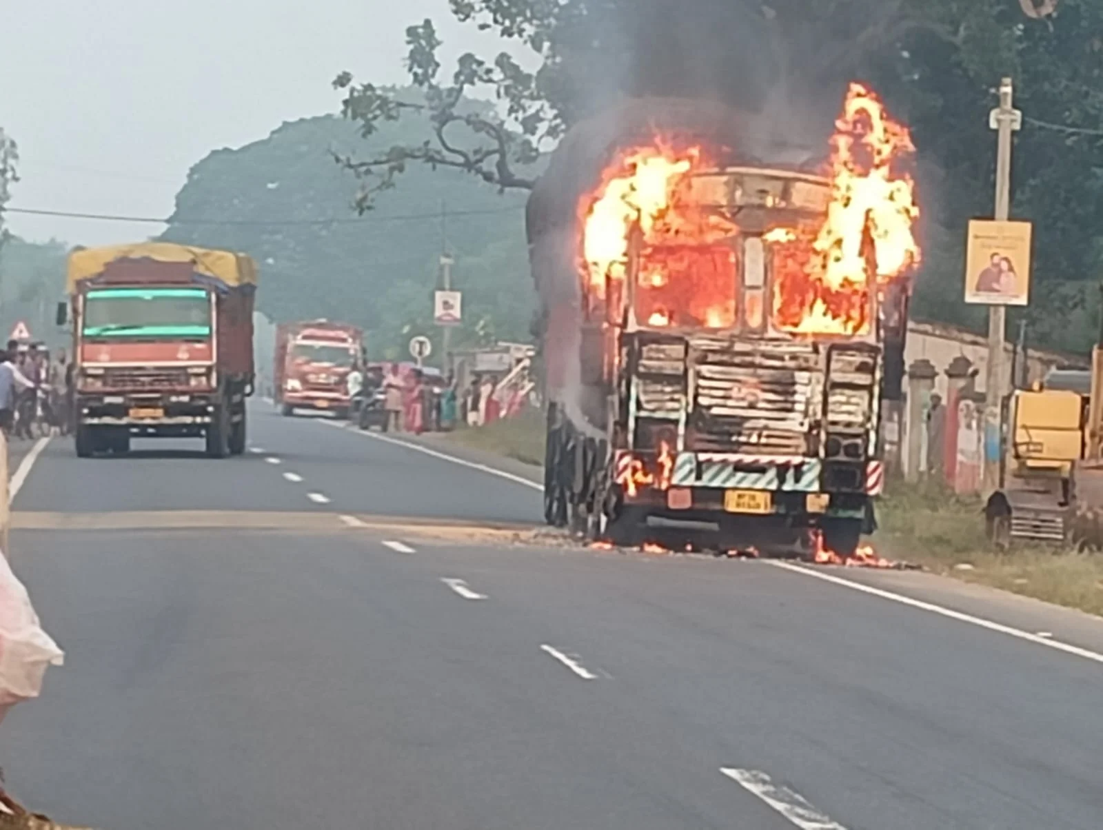 পুরুলিয়া বাঁকুড়া জাতীয় সড়কে চলন্ত ট্রাকে দাউ দাউ আগুন