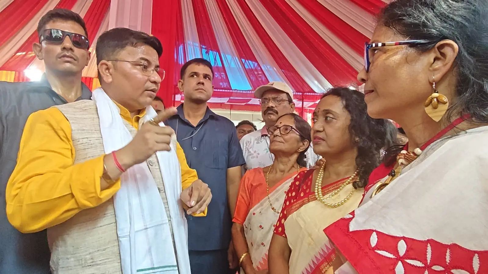 ছুটি নেই, মানুষের পরিবারেই পুজো কাটাচ্ছেন পুরুলিয়ার সাংসদ জ্যোতির্ময়
