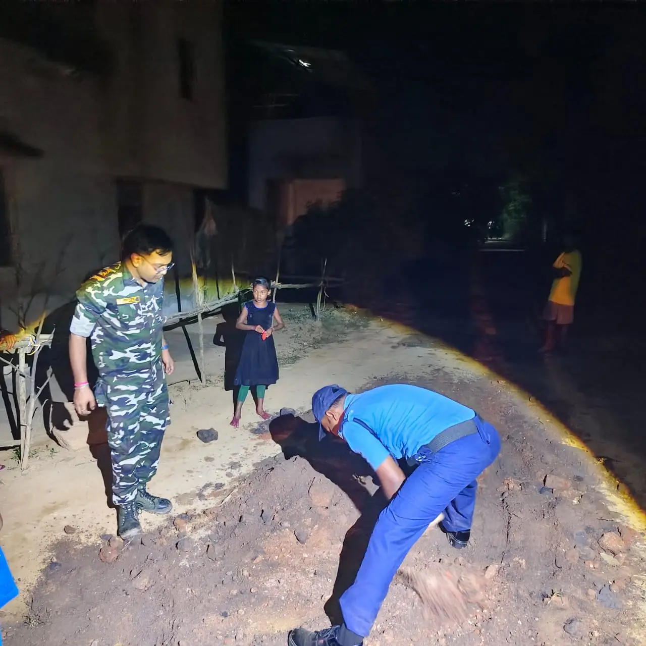 বান্দোয়ান : পুজোয় রাস্তার বিপজ্জনক রাস্তা সারাই করতে নামল পুলিশ