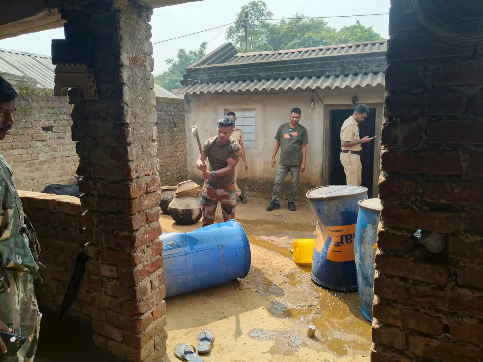 বলরামপুরে অবৈধ মদের কারখানা গুঁড়িয়ে দিলো বুলডোজার