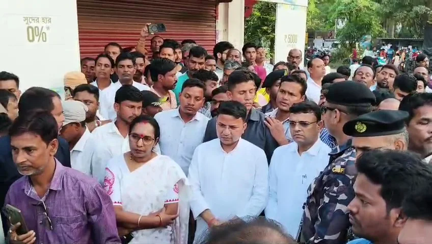 আড়শা পঞ্চায়েত সমিতির সভাপতি বিশ্বরূপের দেহ পৌঁছালো ঘরে, পরিবারের পাশে থাকার আশ্বাস সাংসদ জ্যোতির্ময়ের