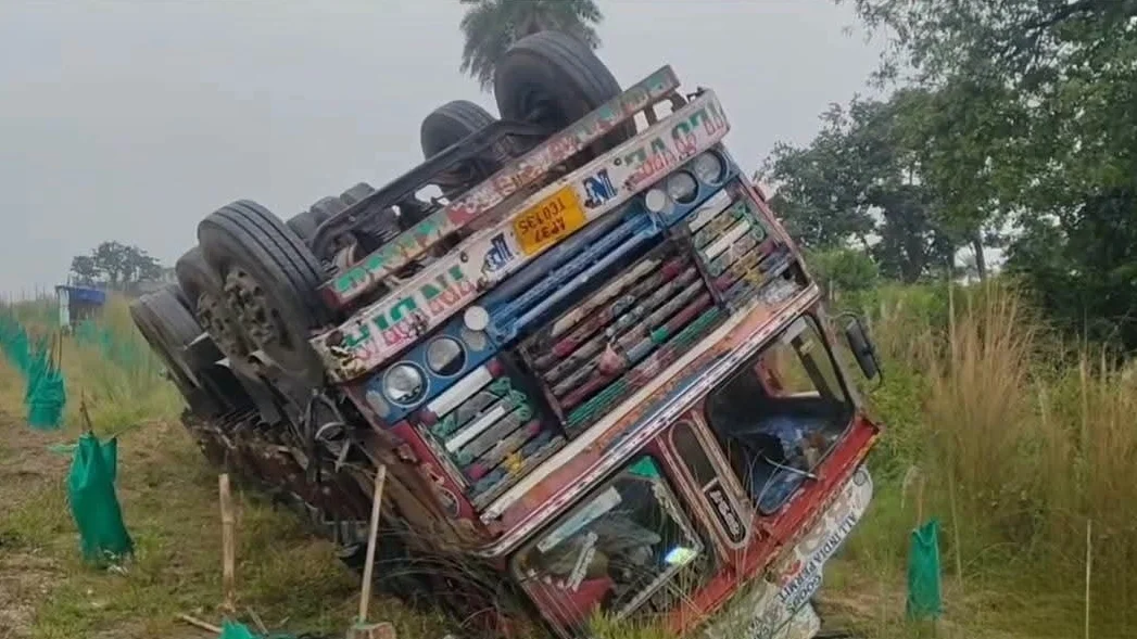 জাতীয় সড়কে হাজার হাজার মাছ ছড়িয়ে! বেলগুমায় এ কী কাণ্ড!