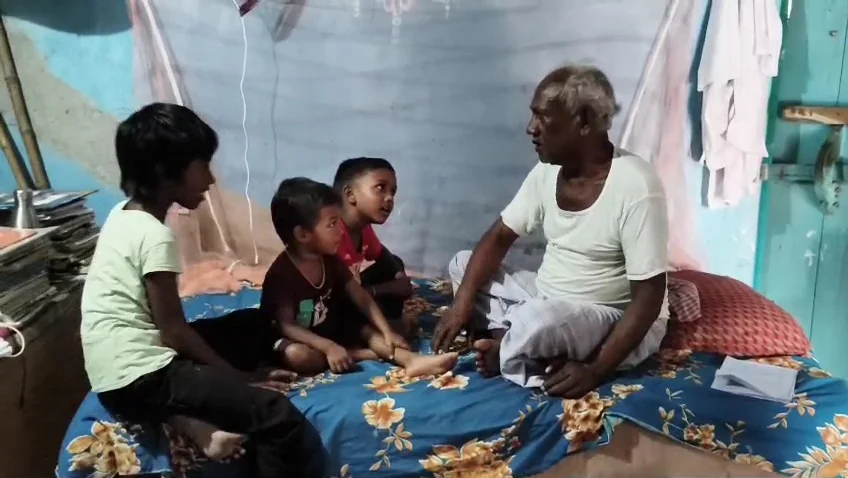মোবাইলে মগ্ন শিশুরা! আধুনিকতার গ্রাসে হারিয়ে যাচ্ছে পুরুলিয়ার রাতকাহিনী
