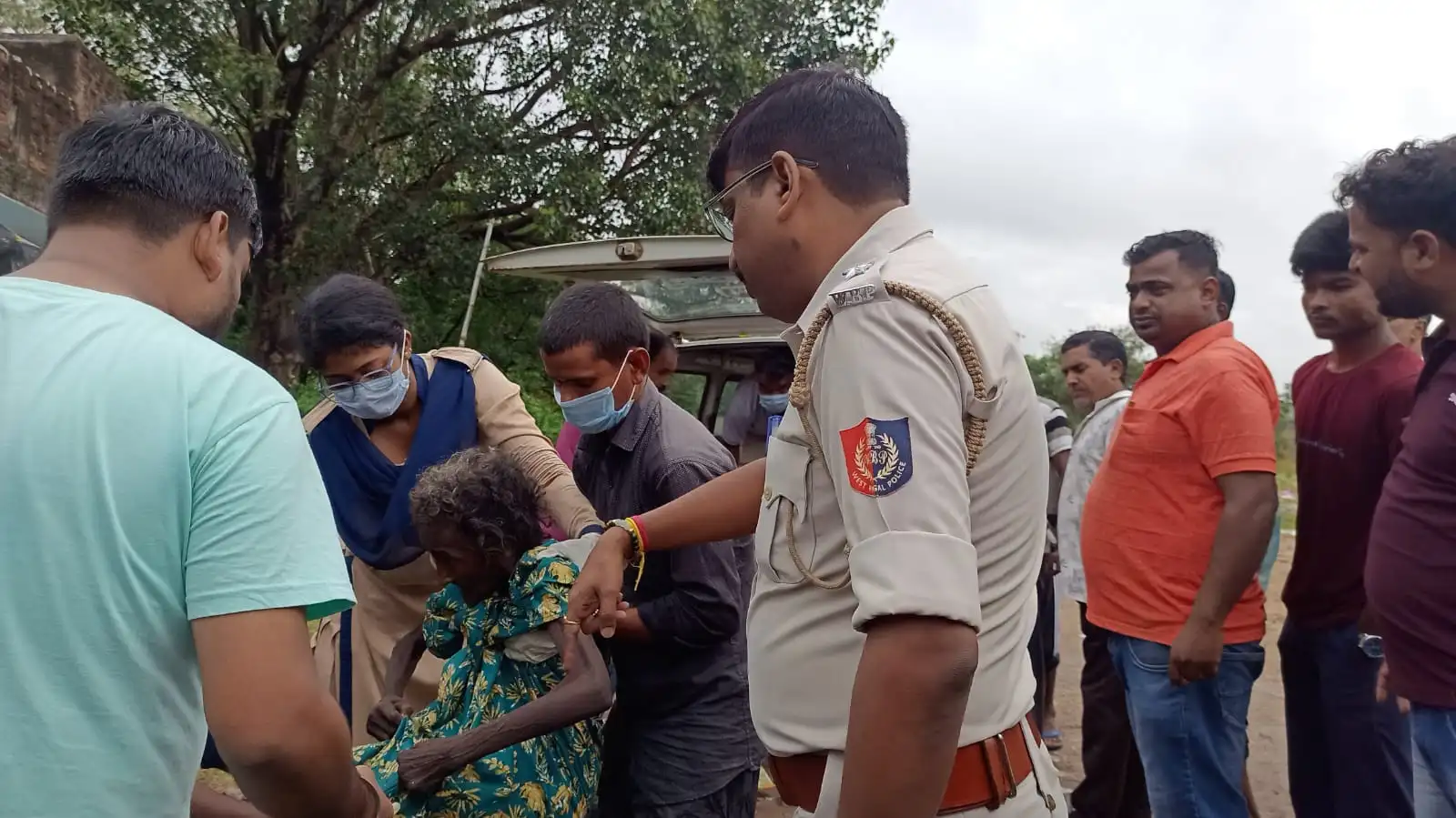 ঝালদায় অসহায় বৃদ্ধার পাশে পুলিশ, হলো থাকার ব্যবস্থা
