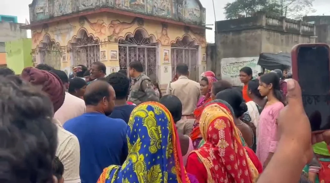 মদ ভাটি খোলার প্রতিবাদে হুড়ায় পথ অবরোধ