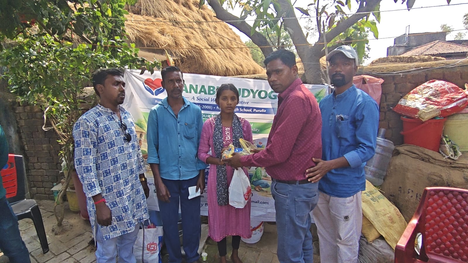 অসুস্থ দশম শ্রেণি ছাত্রীর পাশে দাঁড়াল নপাড়া হাইস্কুলের প্রাক্তনীরা