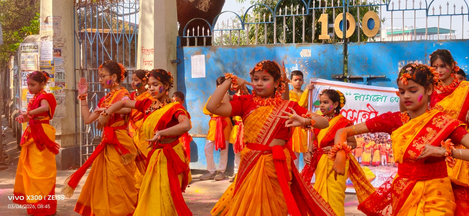 বাসন্তী শোভাযাত্রায় রঙিন পুরুলিয়া শহর, উদ্যোগ হুচুক পাড়া কিশোর সংঘে-র