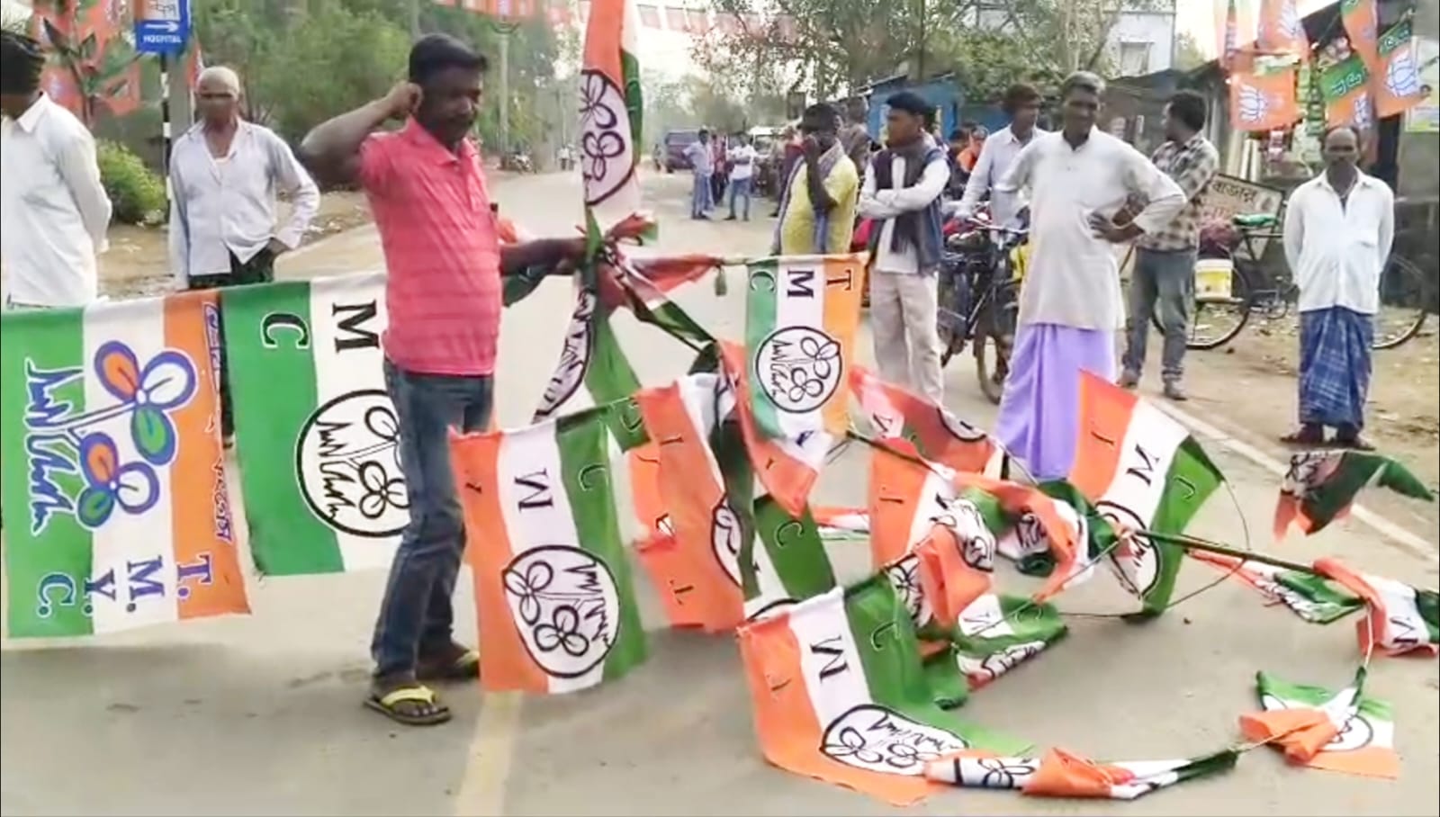 তৃণমূলের দলীয় পতাকা পড়ে থাকা ঘিরে উত্তেজনা, বরাবাজারে অবরোধ