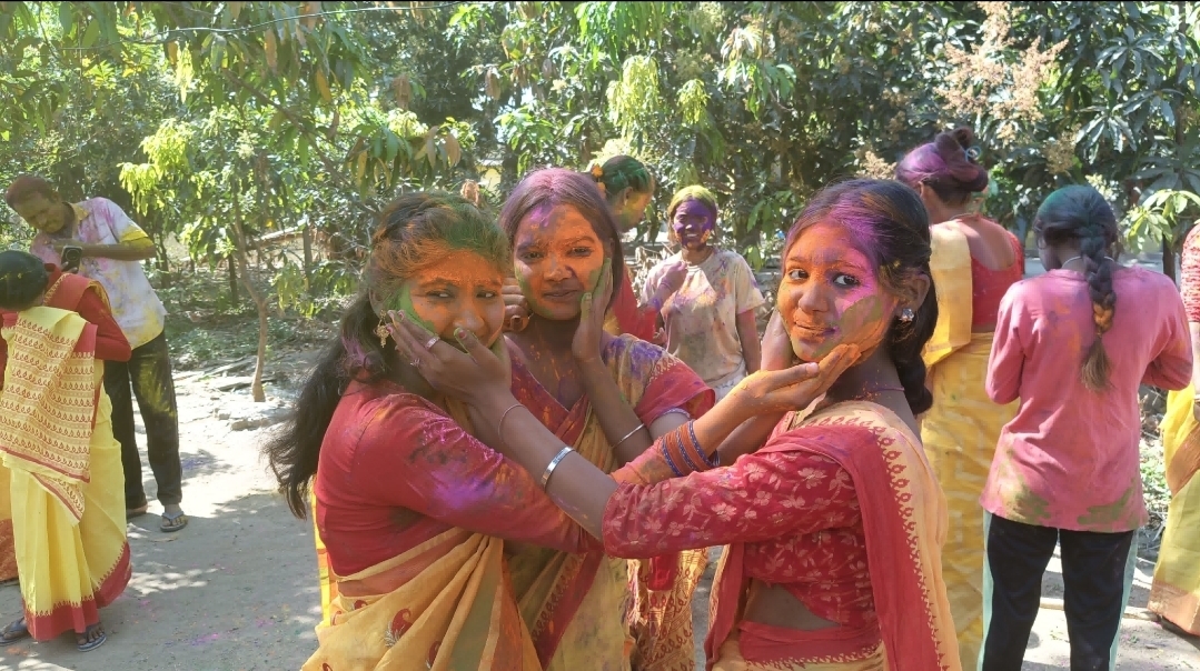 ফাগুনের আবিরে মিশল রামধনু হাসি! সম্প্রীতি ও ভালোবাসার বার্তা দিয়ে পালিত বসন্ত উৎসব মণিপুর লেপ্রসি পুনর্বাসন কেন্দ্রে