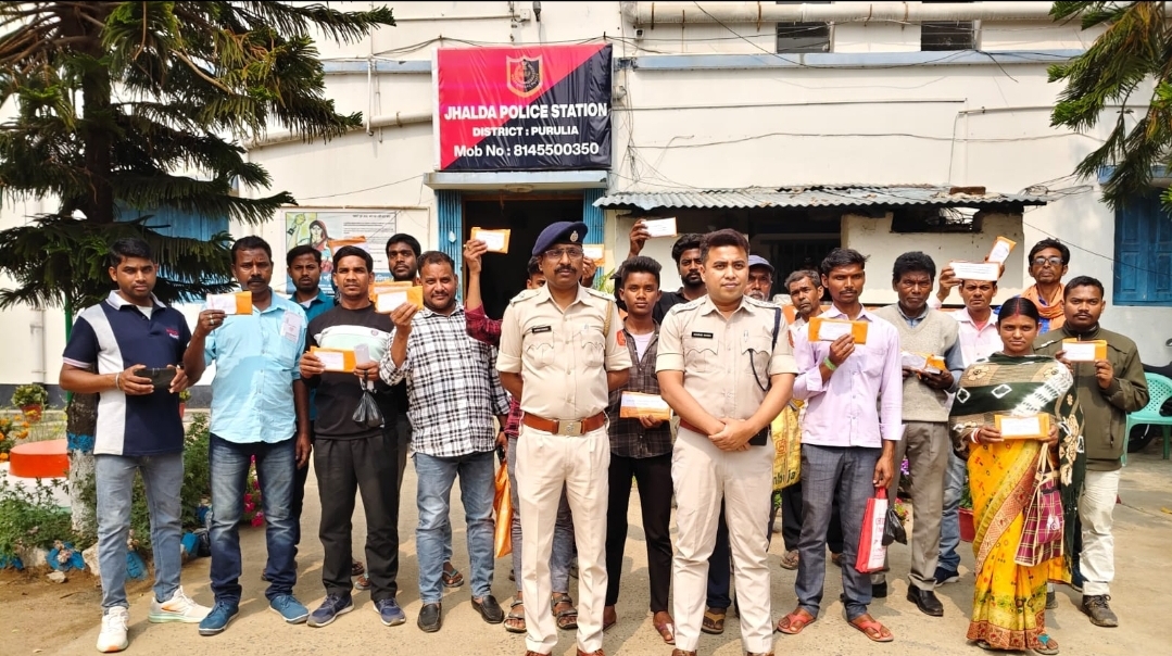 হারানো ১৮টি মোবাইল উদ্ধার, মালিকদের হাতে তুলে দিল ঝালদা পুলিশ