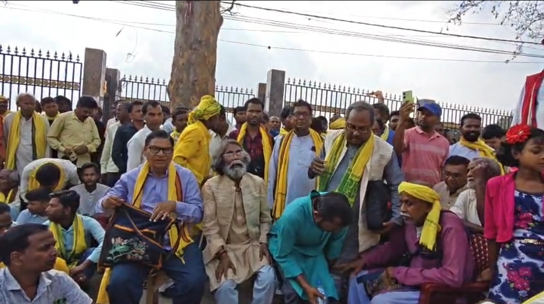 শহীদ রঘুনাথকে স্মরণ করেই পদ্মে সমর্থনের ডাক মূল মানতার! ঝালদায় বৃষ্টির মধ্যেই জঙ্গলমহল কাঁপালেন টাইগার জয়রাম