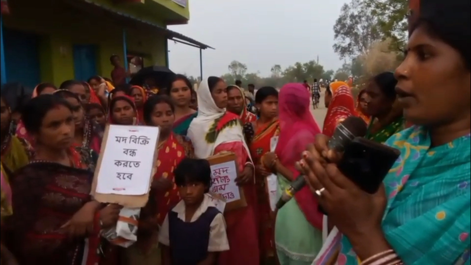 জয়পুরে ফের চোলাই মদের বিরুদ্ধে পথে নামলেন মহিলারা