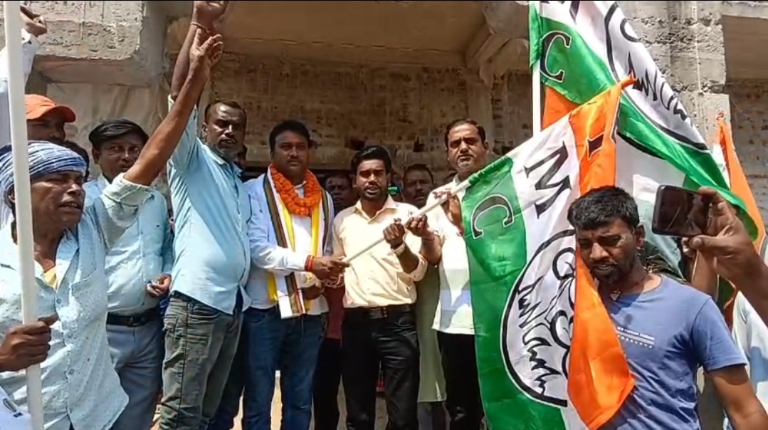 বাঘমুন্ডিতে কংগ্রেস ছেড়ে তৃণমূলে যোগ দিলেন কলেজের অধ্যাপক