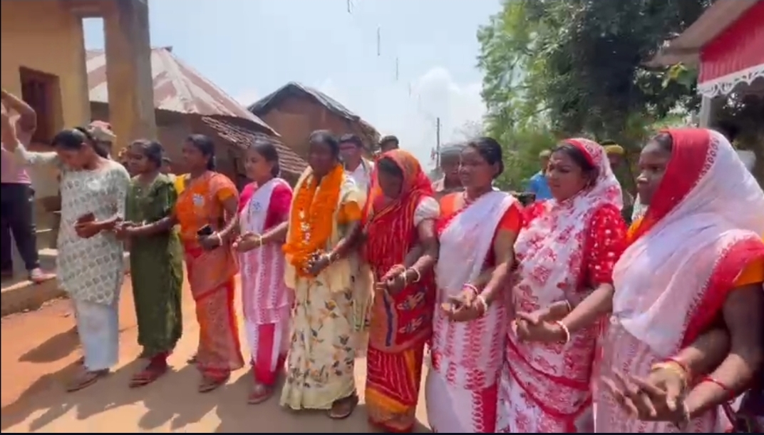 ধামসা‌ মাদলের তালে মানবাজারে ভোটপ্রচার, প্রার্থী সন্ধ্যারানির সঙ্গে নাচে মাতলেন গ্রামবাসীরা