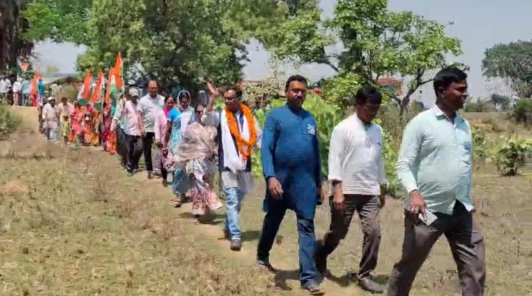 গান আর ঢাকের তালে প্রচারে উচ্ছ্বাস, মানুষের মাঝে হাজারি বাউরি